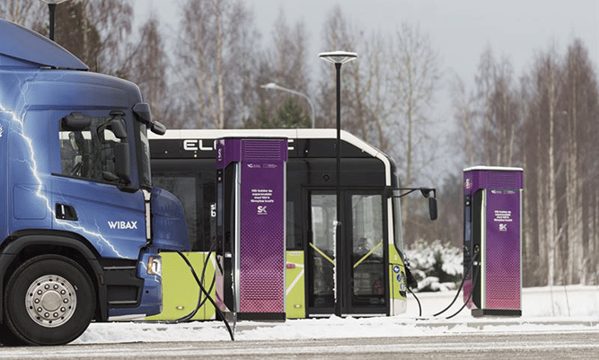 Lastbil och buss laddas vid Skellefteå Krafts Truckstop i Skelleftehamn Foto Jonas Westling.                         Fotograf: Jonas Westling. 