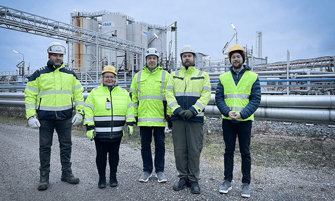 Från vänster ser ni Marko Kallio, Anne Helanto, Jukka Sorvari, Jussi Vuorio och Simon Östergren där de står vid terminalen i Rauma.