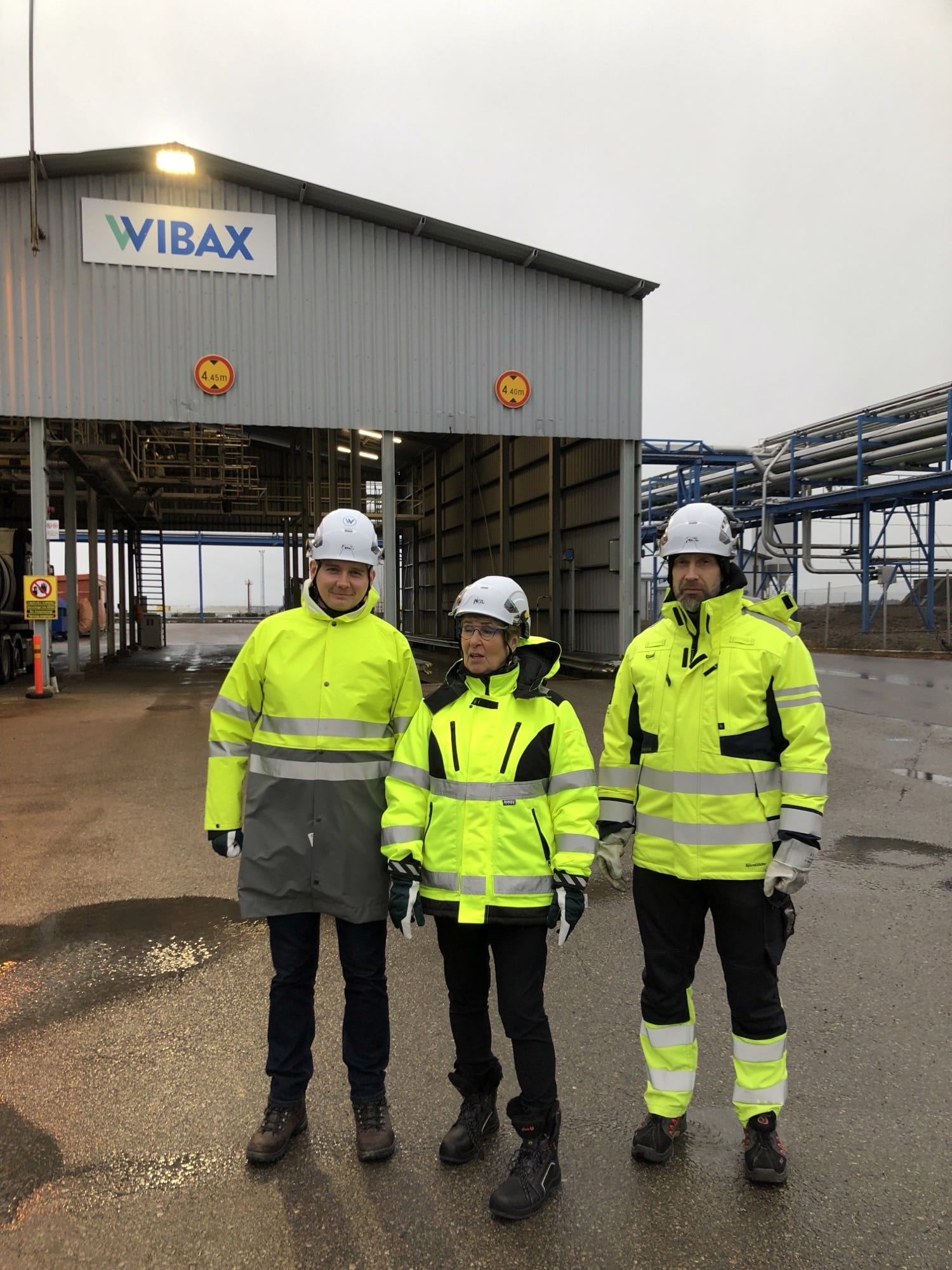 Wibax Logistics Oy:s verkställande direktör Olli Paasio, regionchef Marja Pönkä och terminalchef Harri Metsola